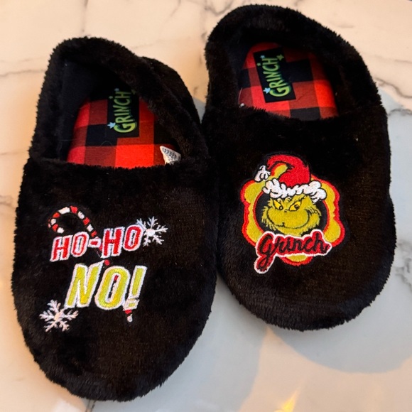 4/$15 Kids Size (9-10) Grinch Slippers - Picture 1 of 4